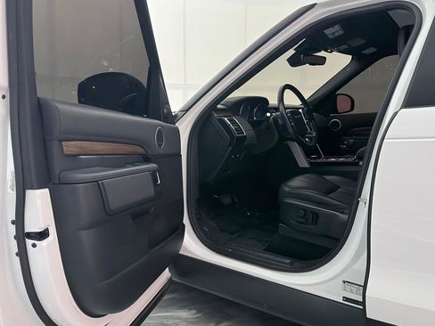 Used 2017 Land Rover Discovery HSE image 16