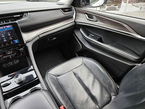 Used 2022 Jeep Grand Cherokee Limited image 14