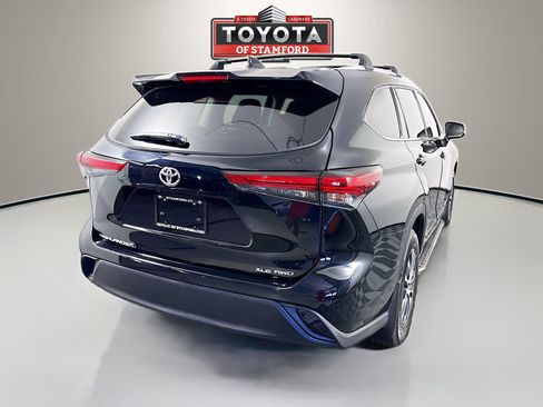 Used 2022 Toyota Highlander XLE AWD/4WD image 7