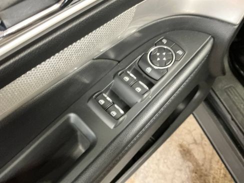 Used 2017 Ford Explorer XLT w/ Equipment Group 202A AWD/4WD image 15