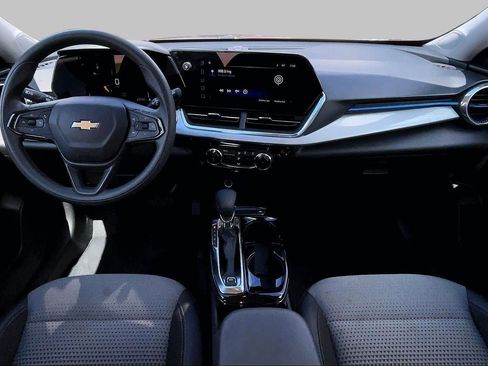 Used 2025 Chevrolet Trax LT FWD image 13
