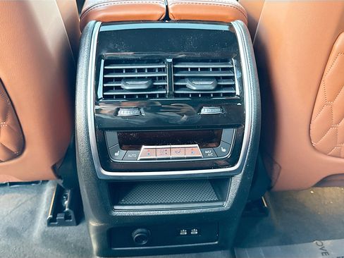 New 2026 BMW X7 M60i image 21