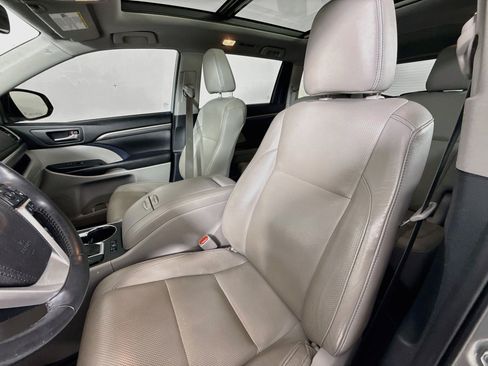 Used 2019 Toyota Highlander Limited Platinum AWD/4WD image 11
