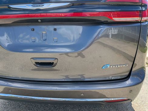 Used 2022 Chrysler Pacifica Touring-L w/ Uconnect Theater Family Group FWD image 21