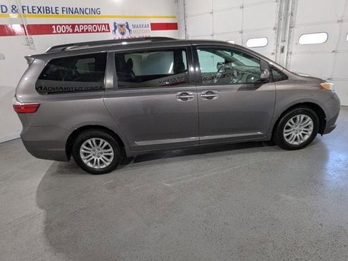 Used 2017 Toyota Sienna XLE Premium image 8