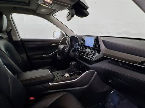 Used 2021 Toyota Highlander XLE image 9