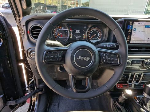 Used 2025 Jeep Gladiator Rubicon AWD/4WD image 14