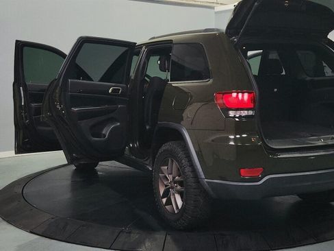 Used 2017 Jeep Grand Cherokee Laredo AWD/4WD image 19