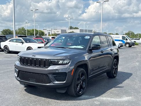 Used 2023 Jeep Grand Cherokee Altitude AWD/4WD image 7