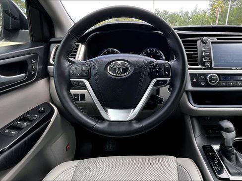 Used 2015 Toyota Highlander Limited Platinum FWD image 6