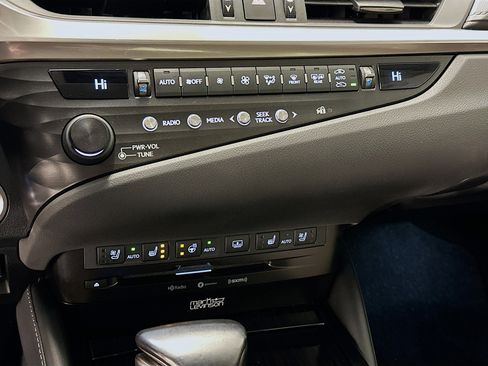 Used 2020 Lexus ES 300h w/ Accessory Package 2 FWD image 24