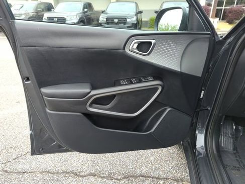 Used 2024 Kia Soul LX w/ Option Group 015 FWD image 17