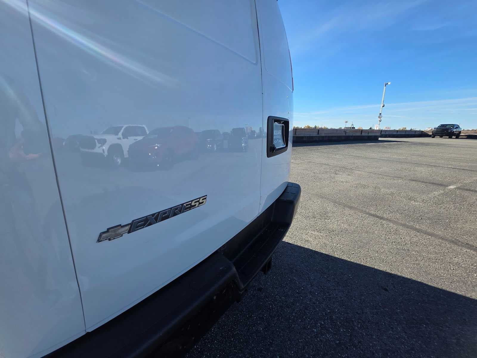 Used 2017 Chevrolet Express 3500 Extended RWD image 17