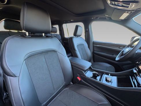 New 2026 Jeep Grand Cherokee Altitude image 9