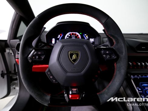 Used 2020 Lamborghini Huracan EVO image 14