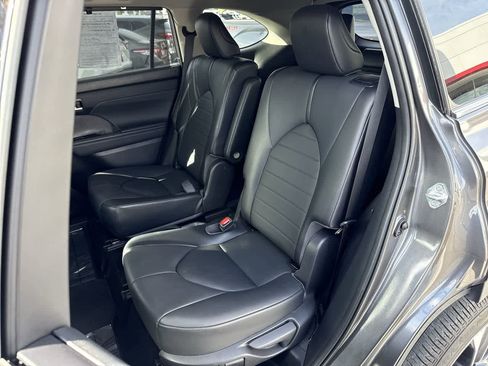 Used 2021 Toyota Highlander XLE image 12