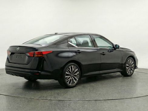 Used 2025 Nissan Altima 2.5 SV image 9