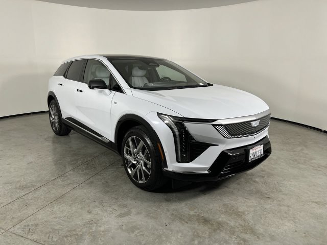 Used 2027 Cadillac Optiq Luxury RWD image 2
