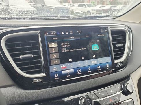 Certified 2024 Chrysler Pacifica Touring-L image 9