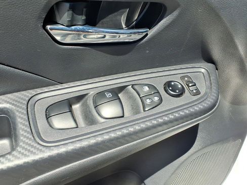 Used 2025 Nissan Versa SV FWD image 5