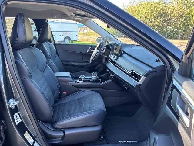 Used 2025 Mitsubishi Outlander SE AWD/4WD image 29