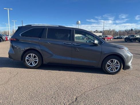 Used 2025 Toyota Sienna Limited image 7