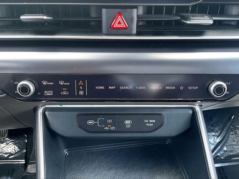 Used 2025 Kia Carnival image 31