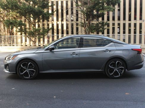 Used 2023 Nissan Altima 2.5 SR FWD image 11