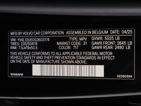 Certified 2025 Volvo XC40 B5 Plus AWD/4WD image 16