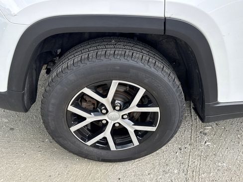 Used 2025 Jeep Grand Cherokee Limited AWD/4WD image 19