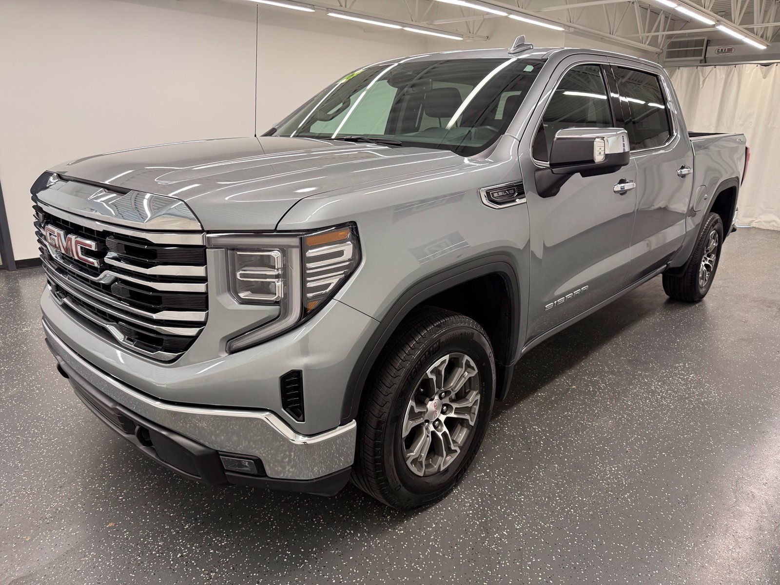 Used 2026 GMC Sierra 1500 SLT AWD/4WD image 4