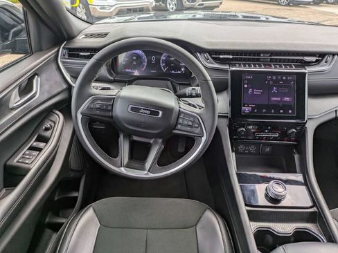 Used 2025 Jeep Grand Cherokee Altitude AWD/4WD image 17