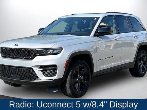 Used 2023 Jeep Grand Cherokee Altitude AWD/4WD image 4