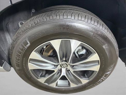 Used 2025 Toyota Highlander XLE FWD image 21