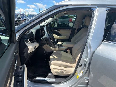 Used 2023 Toyota Highlander Limited AWD/4WD image 6