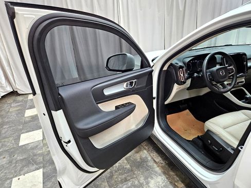 Used 2022 Volvo XC40 T5 Momentum image 9