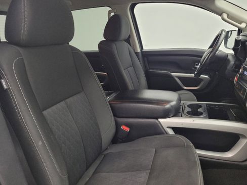 Used 2018 Nissan Titan SV w/ SV Convenience Package image 21
