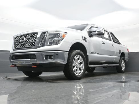 Used 2016 Nissan Titan SL image 29