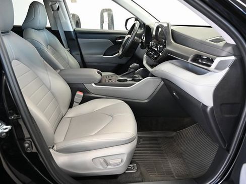 Used 2023 Toyota Highlander XLE image 11