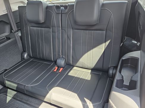 Used 2023 Volkswagen Tiguan SE w/ Panoramic Sunroof Package FWD image 9