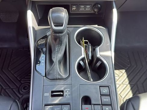 Used 2024 Toyota Highlander XLE AWD/4WD image 25
