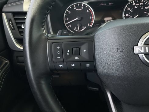 Used 2025 Nissan Rogue SV FWD image 28