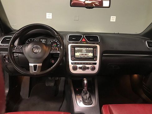 Used 2014 Volkswagen Eos Executive FWD image 25