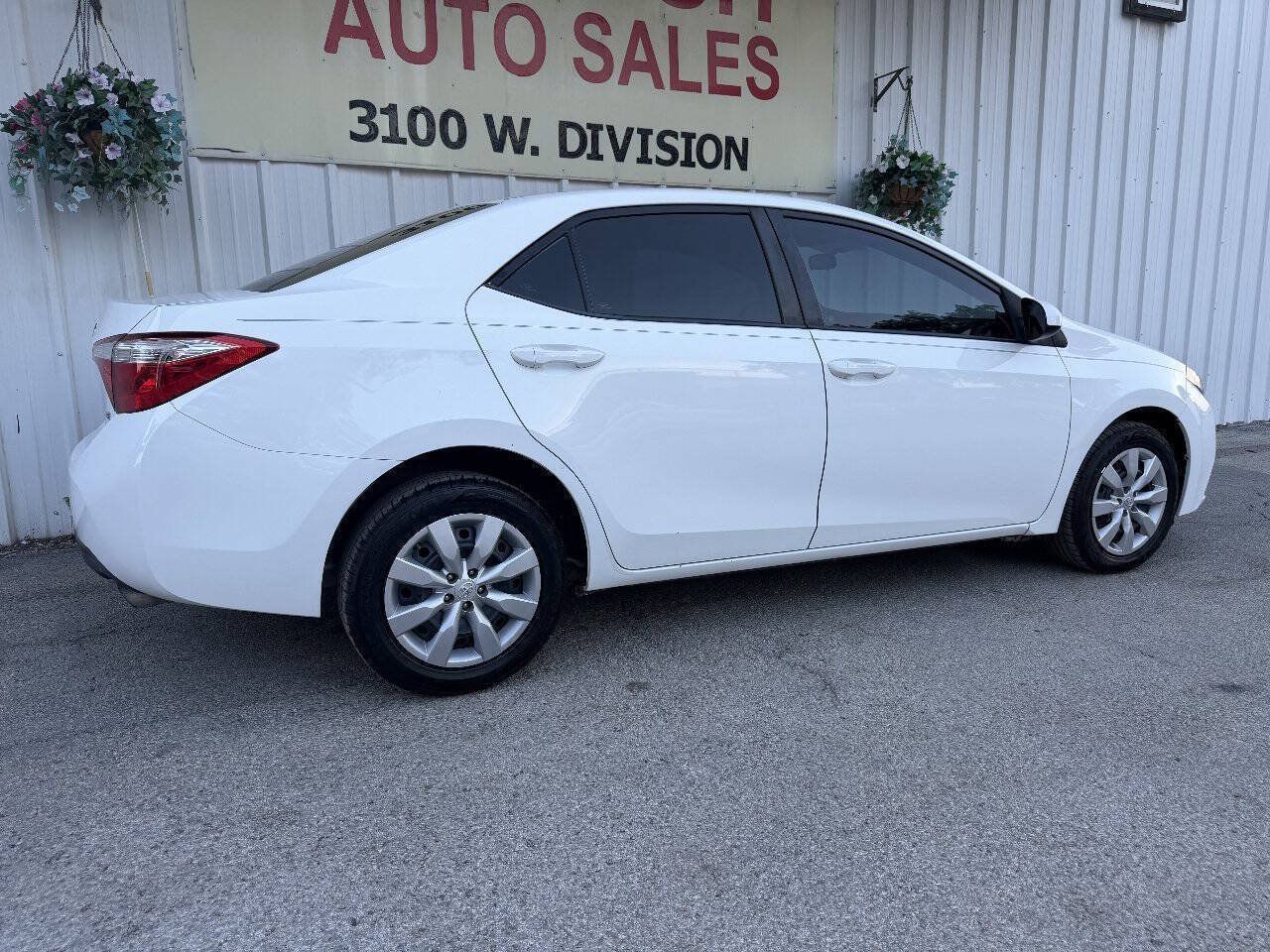 Used 2016 Toyota Corolla LE FWD image 3
