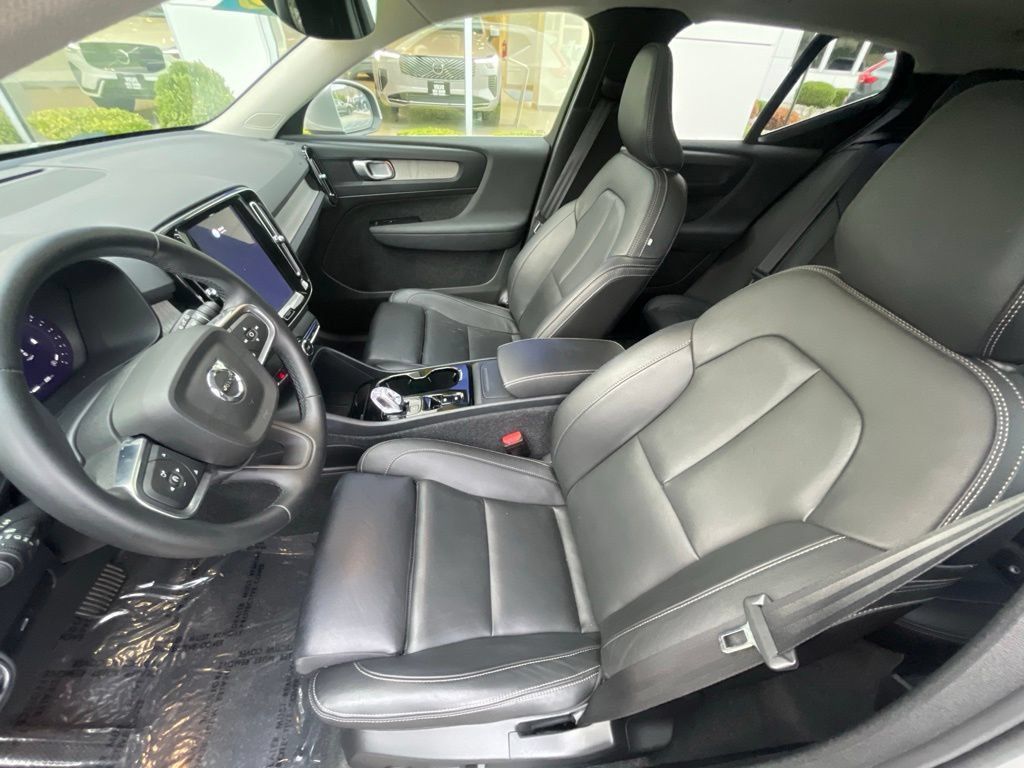 Used 2025 Volvo XC40 B5 Plus AWD/4WD image 21