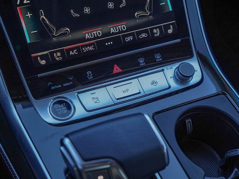 Used 2023 Audi Q8 Prestige w/ Prestige Package image 18