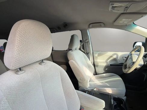 Used 2012 Toyota Sienna LE w/ Towing Pkg image 20