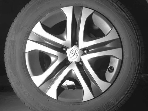 Used 2018 Toyota RAV4 LE image 11