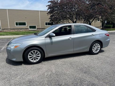 Used 2015 Toyota Camry LE FWD image 3