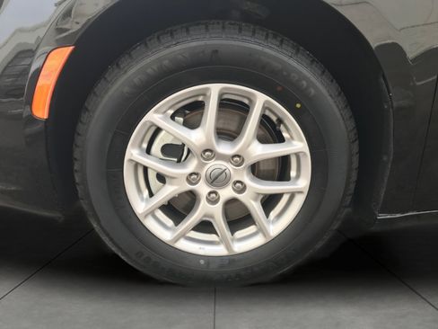 Used 2024 Chrysler Pacifica Touring-L image 3